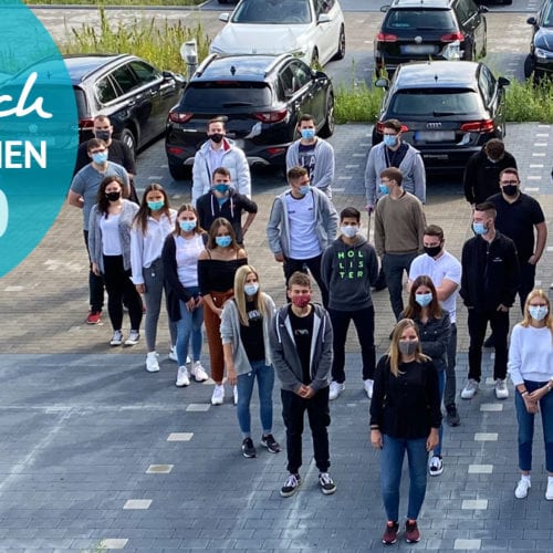 Gruppenbild der Azubis 2020 auf dem MR Parkplatz