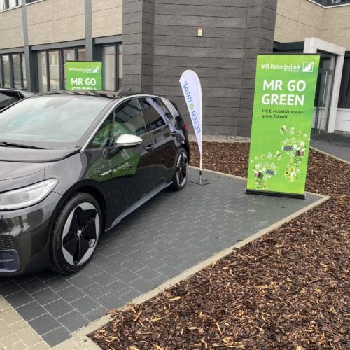 VW ID3 auf MR Parkplatz mit Rollup zu MR GoGreen