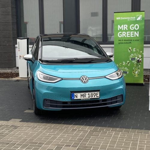 Türkiser ID3 lädt auf dem MR Parkplatz