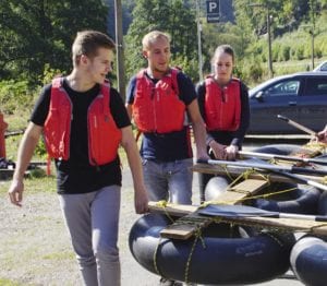 MR Datentechnik Azubis tragen Floß