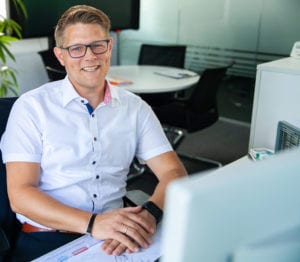 MR Datentechnik Kollege sitzt am Arbeitsplatz in Nürnberg