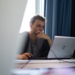 Teilnehmer der Challenge BBH am Laptop