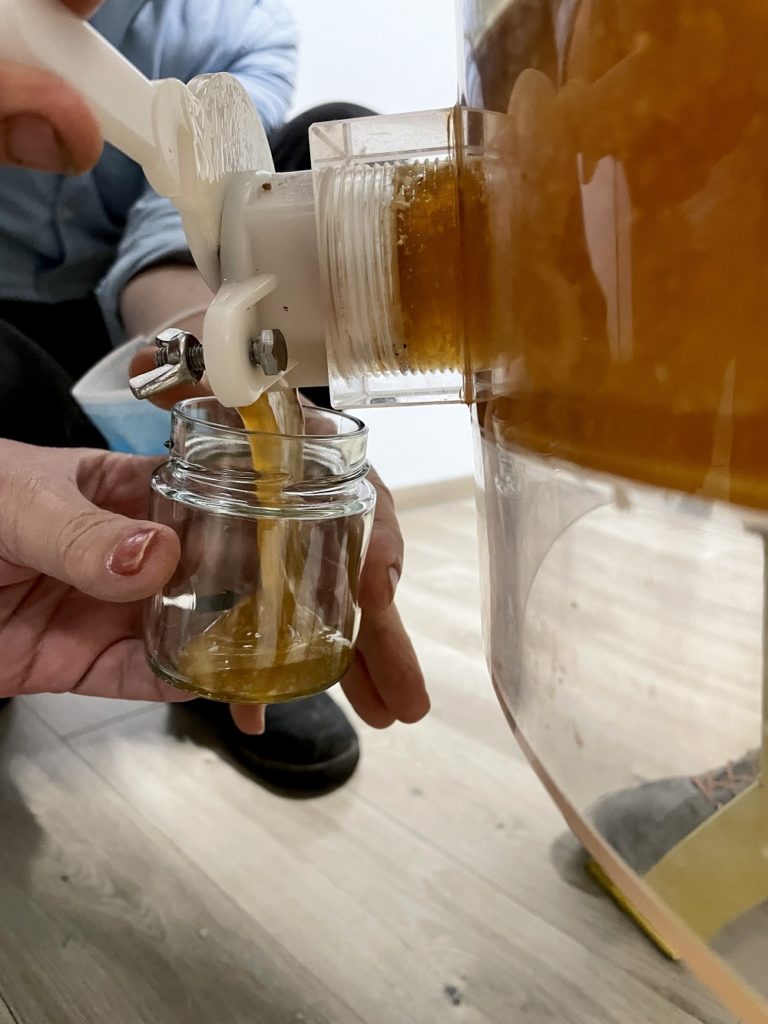 Eigener MR Honig wird abgefüllt